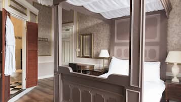 Comfort room with four-poster bed | In-room safe, individually furnished, desk, iron/ironing board