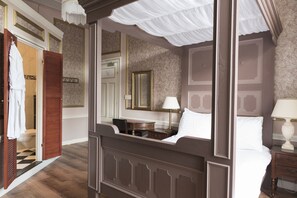 Comfort kamer | Een kluis op de kamer, individueel gemeubileerd, een bureau