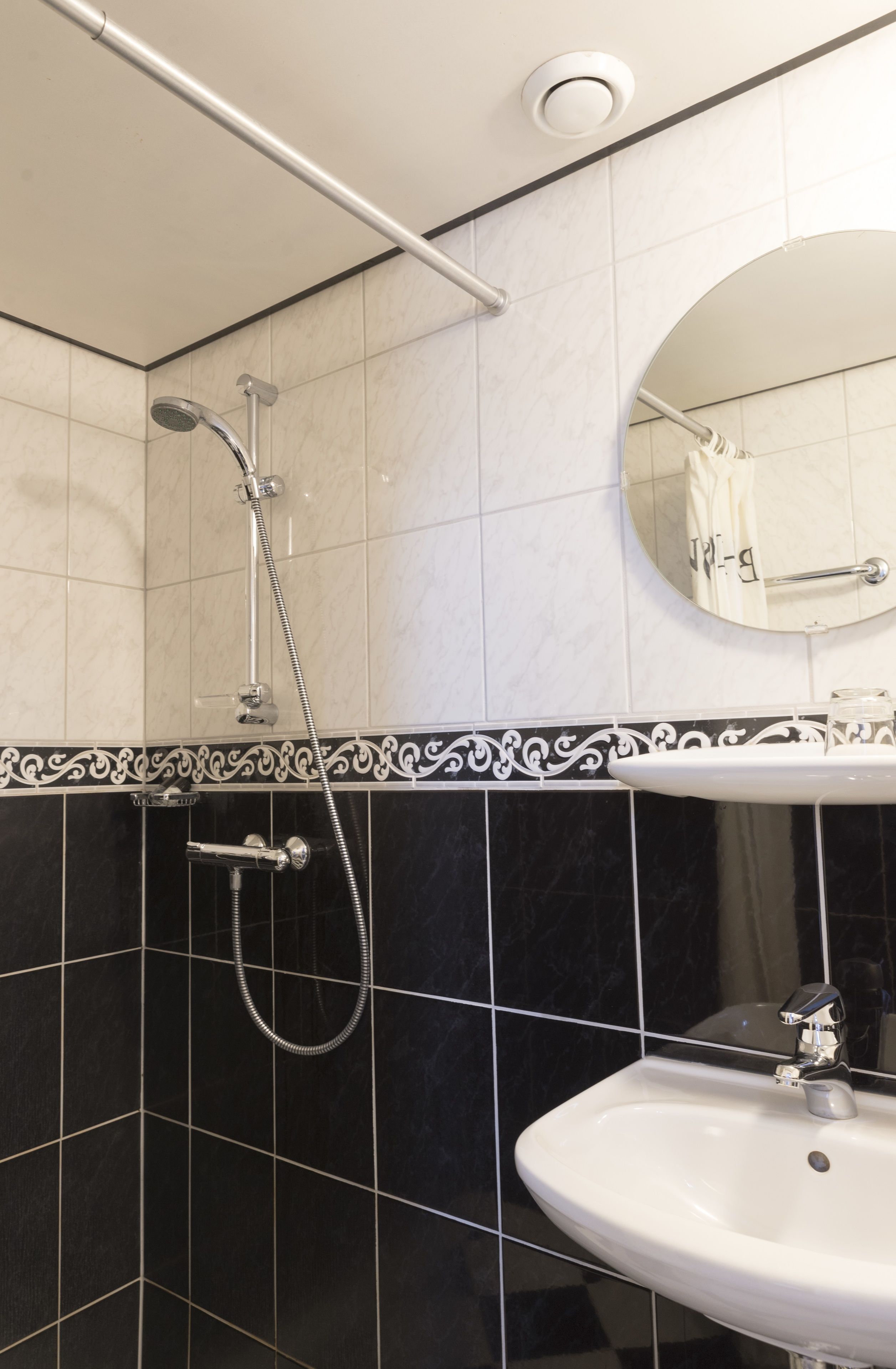 single room | bathroom | free toiletries, hair dryer, bathrobes, slippers
