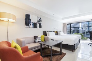 42-inch Smart TV with satellite channels, TV - Maitria Hotel Sukhumvit 18 Bangkok (Bangkok)