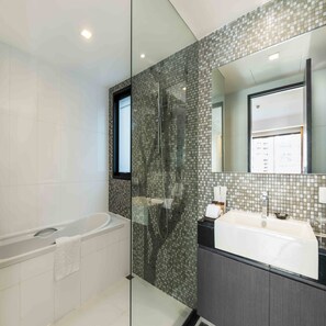 One Bedroom Grand Deluxe | Bathroom | Eco-friendly toiletries, hair dryer, bathrobes, slippers - Maitria Hotel Sukhumvit 18 Bangkok (Bangkok)