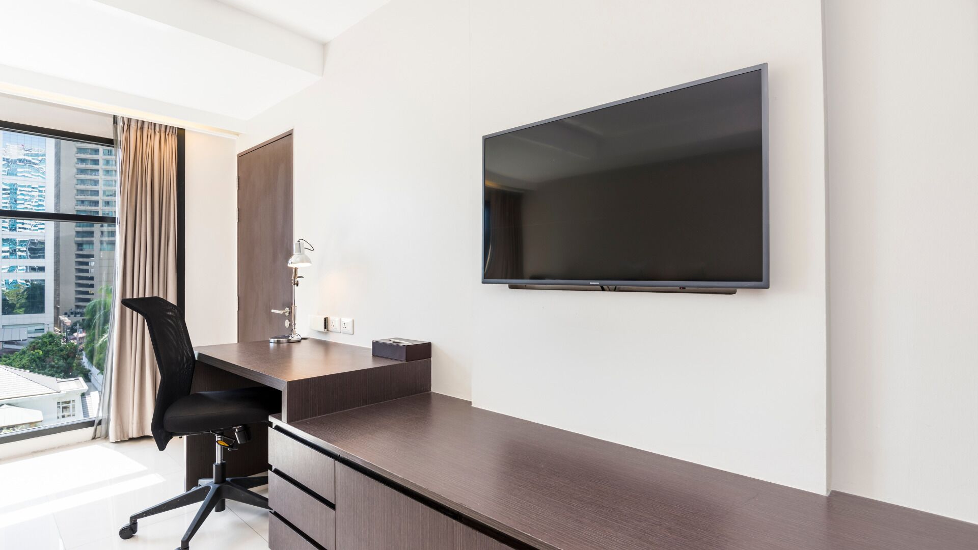 premium bedding, down duvets, free minibar, in-room safe