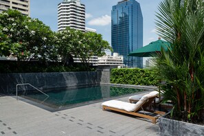 Outdoor pool, open 6:00 AM to 8:00 PM, pool loungers - Maitria Hotel Sukhumvit 18 Bangkok (Bangkok)