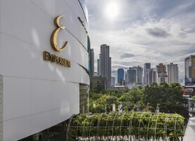 Ένα σύγχρονο κτίριο με ένα εντυπωσιακό λογότυπο σε σχήμα ημισελήνου και τη λέξη «EMPORIUM» χαραγμένη στην πρόσοψή του.