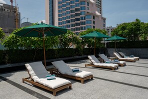 Outdoor pool, open 6:00 AM to 8:00 PM, pool loungers - Maitria Hotel Sukhumvit 18 Bangkok (Bangkok)