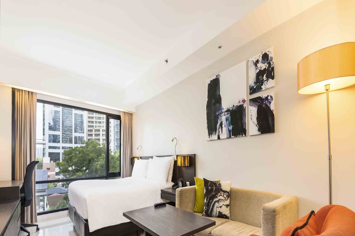 Premium bedding, down duvets, free minibar, in-room safe