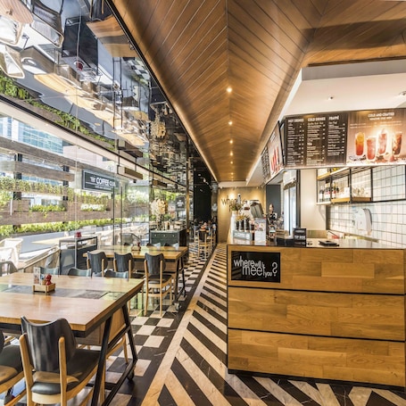 供应早餐、午餐和晚餐,本地与国际菜