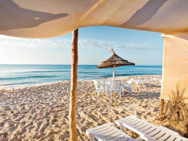 Privat strand, solsenger, parasoller og vannski