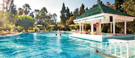 Piscina coperta, piscina all'aperto, ombrelloni da piscina, lettini