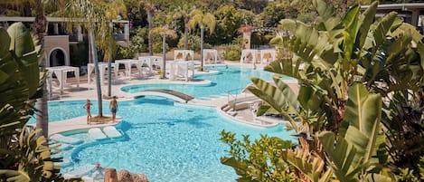 7 piscines extérieures, parasols de plage, chaises longues