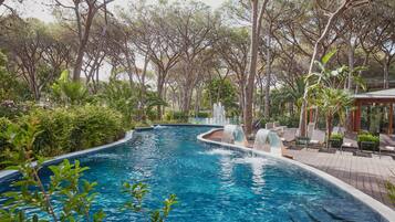 7 AuĂenpools, Sonnenschirme, LiegestĂŒhle