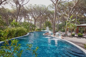 7 つの屋外プール、プール パラソル、サンラウンジャー