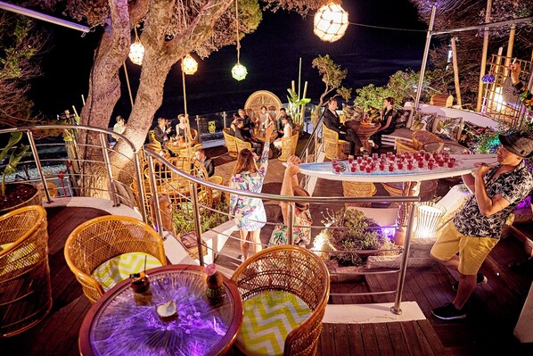 10 bars/lounges, 3 poolside bars, beach bar