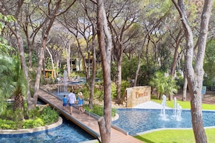 7 outdoor pools, pool umbrellas, sun loungers