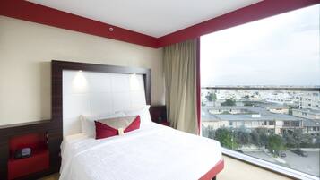 Copriletto in piuma, minibar, cassaforte in camera, una scrivania