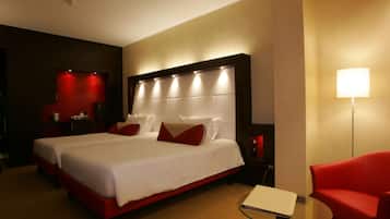 Chambre Deluxe avec lits jumeaux, 2 lits doubles | Couette en duvet d'oie, minibar, coffres-forts dans les chambres, bureau