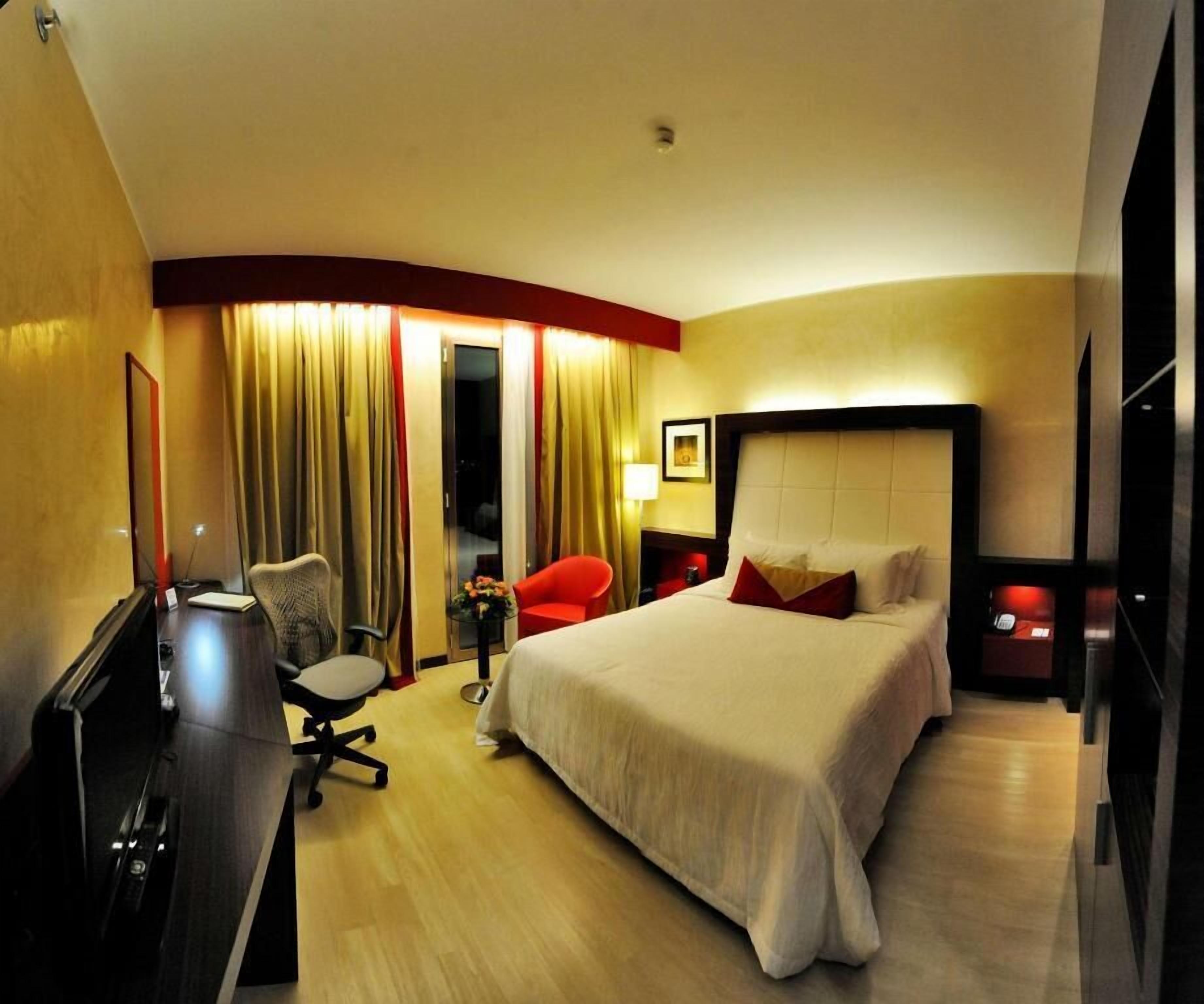 Down comforters, minibar, in-room safe, desk