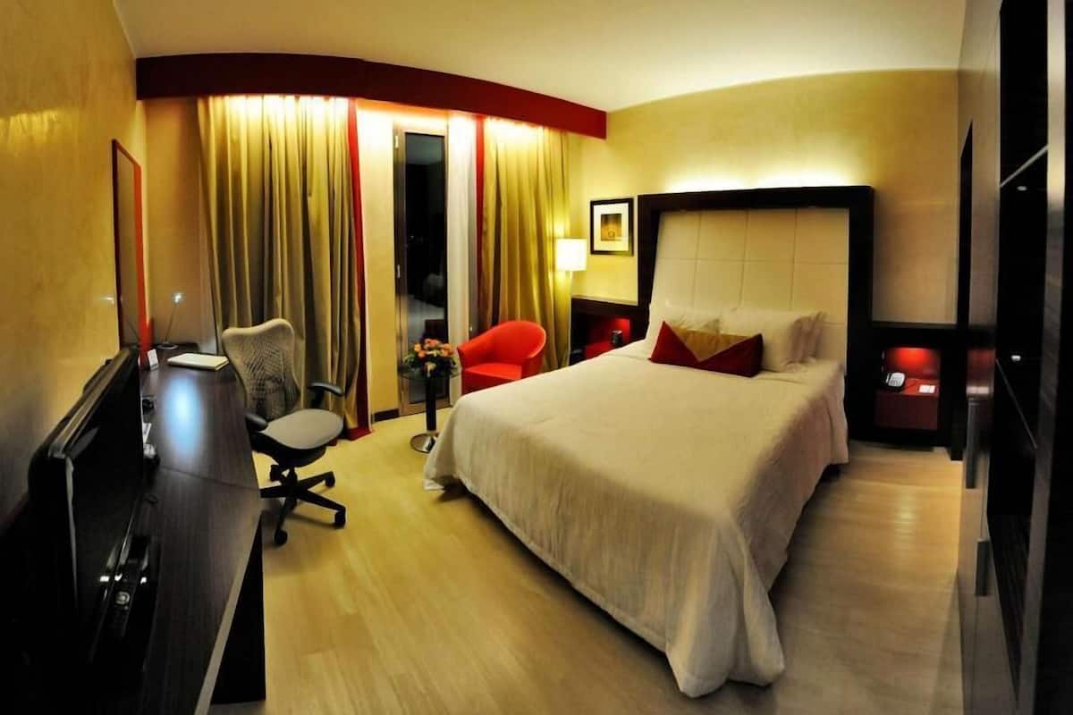 Down comforters, minibar, in-room safe, desk