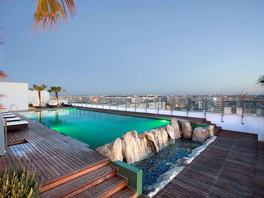 Seasonal outdoor pool, sun loungers