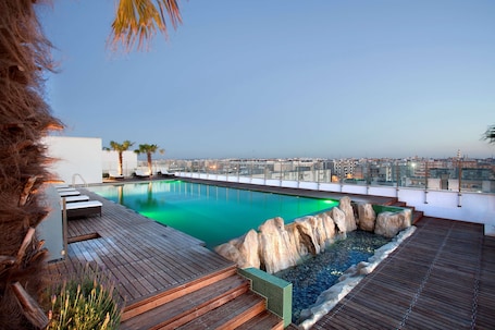 Seasonal outdoor pool, sun loungers