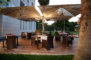 Petit-déjeuner, déjeuner et dîner servis sur place, vue sur le jardin