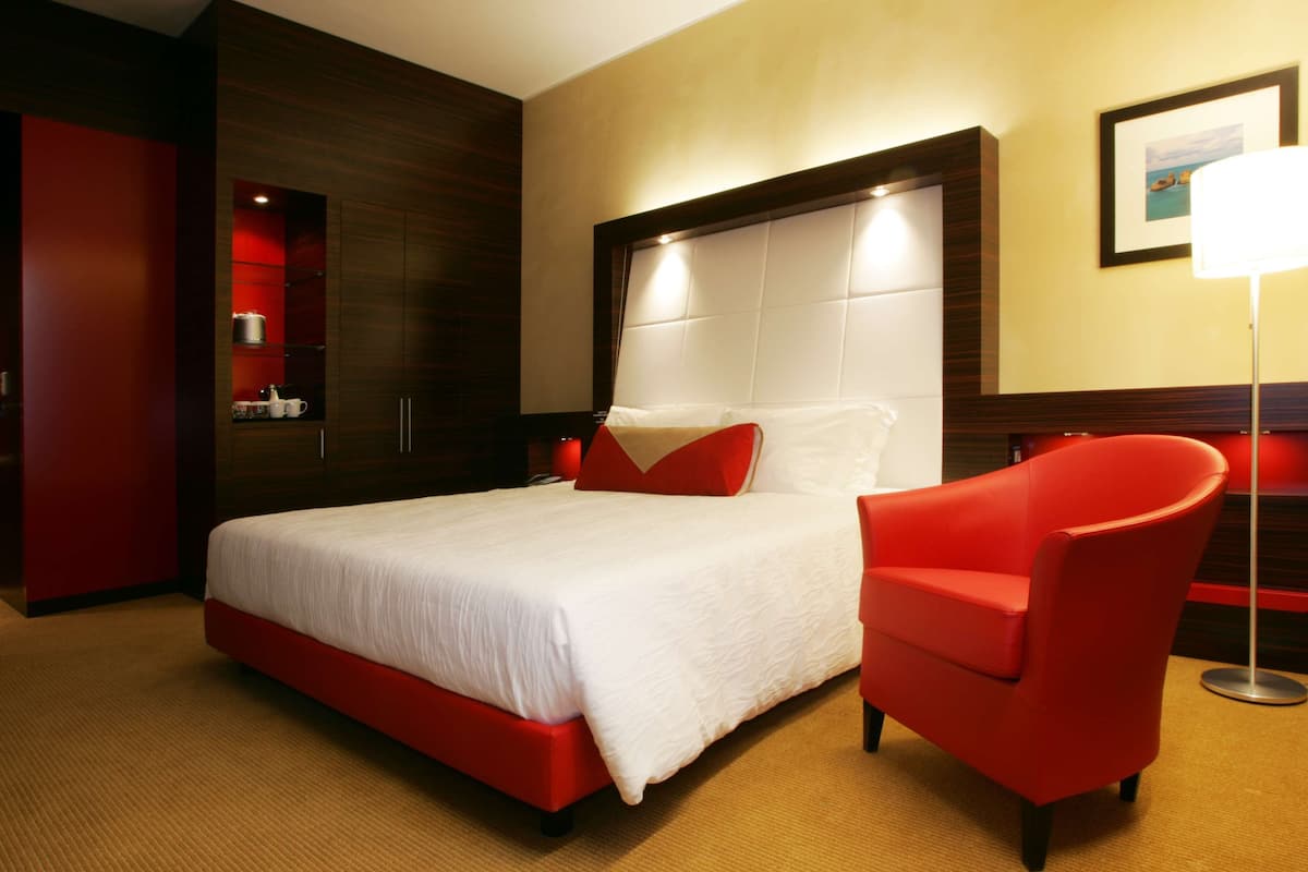 Room, 1 King Bed, Accessible | Down comforters, minibar, in-room safe, desk