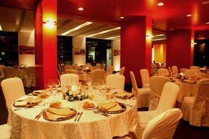 Melayani sarapan, makan siang, dan makan malam