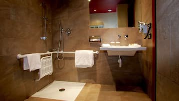 Ein modernes Badezimmer mit Dusche, Waschbecken und Toilette.