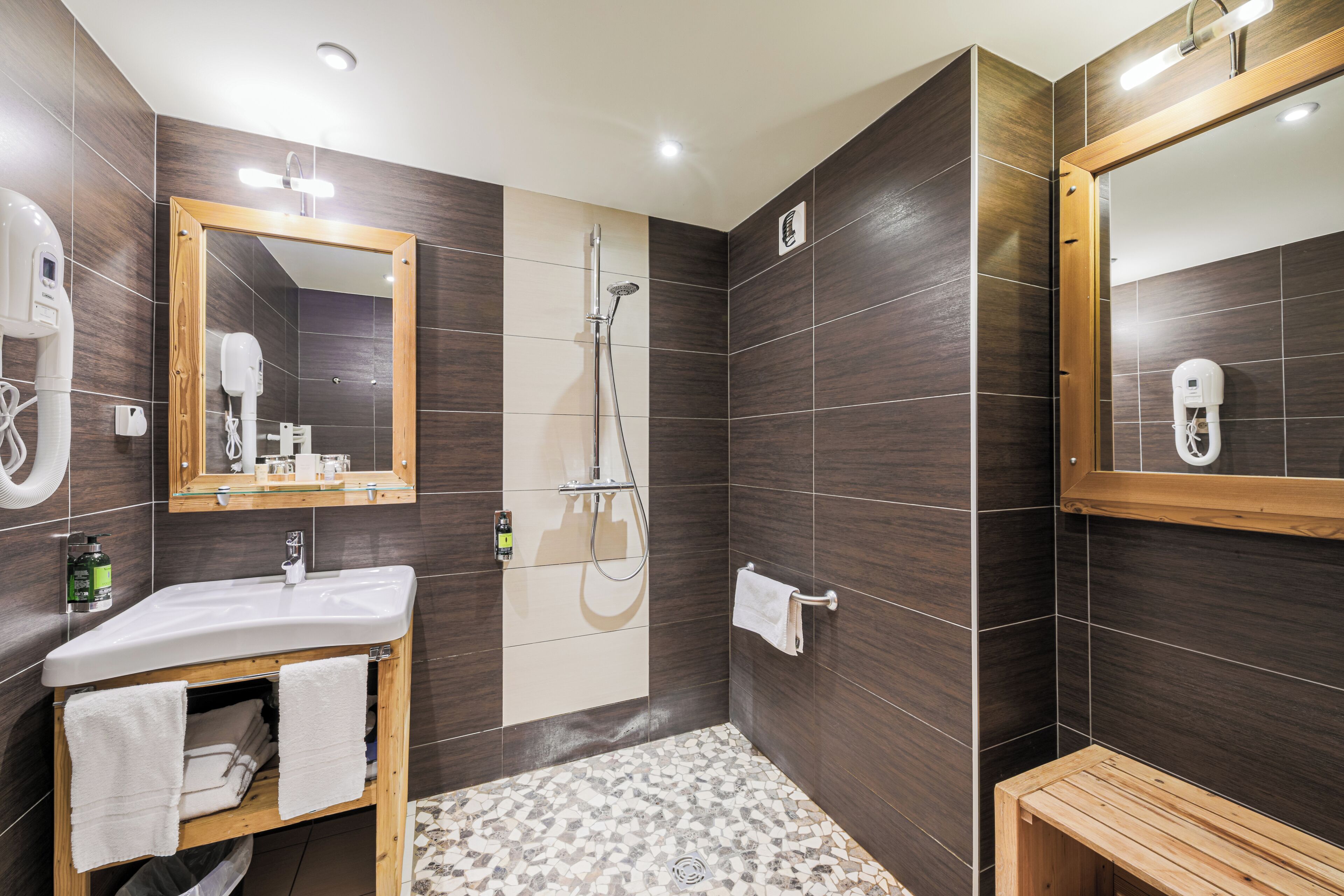 Chambre Supérieure Double ou avec lits jumeaux, accessible aux personnes à mobilité réduite | Salle de bain | Sèche-cheveux, peignoirs, chaussons, serviettes fournies