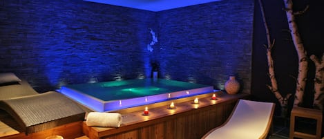Sauna, tina de hidromasaje, baño de vapor y tratamientos corporales