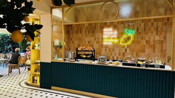 Desayuno buffet (EUR 17 por persona)
