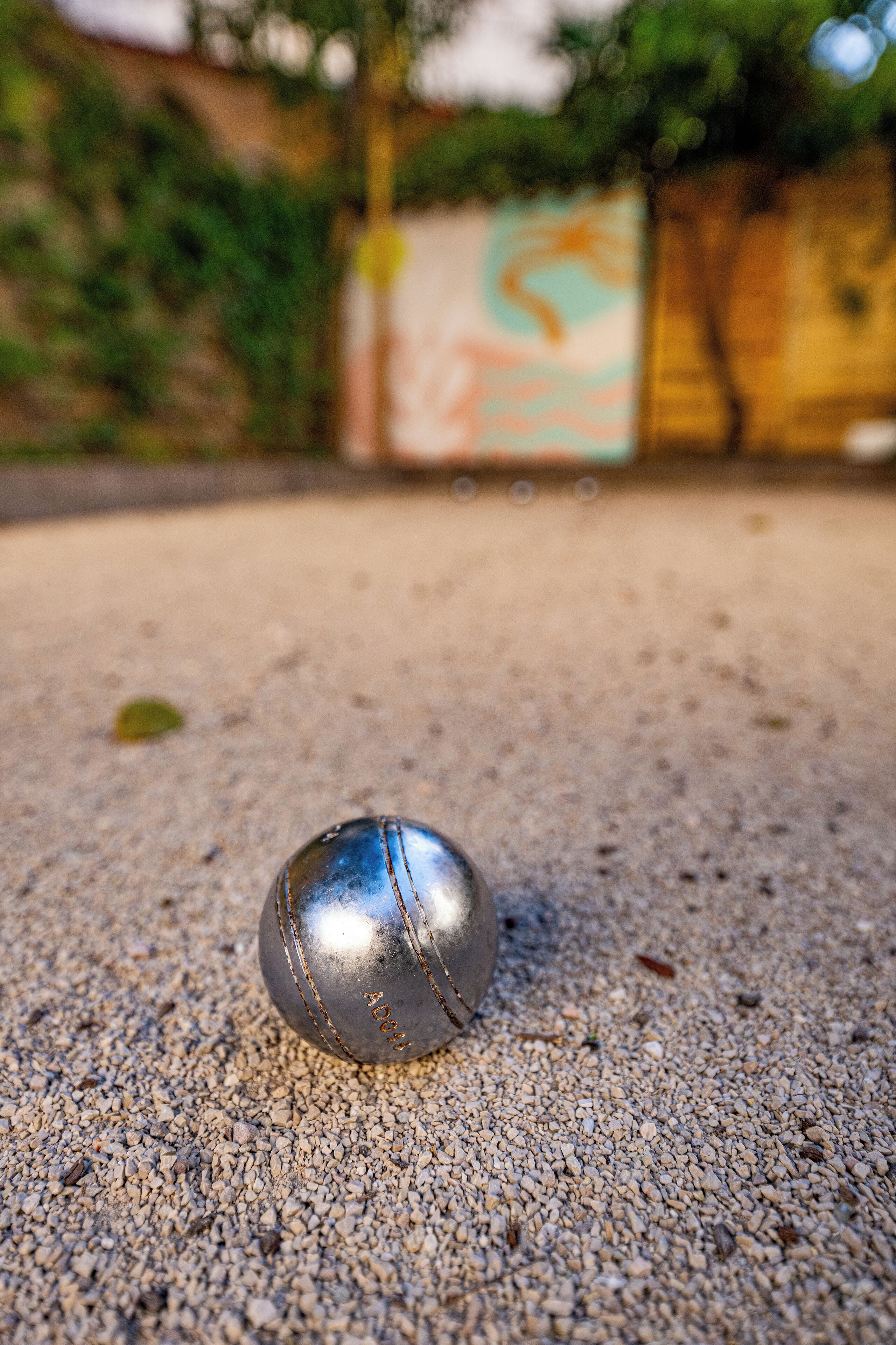 Una esfera metálica sobre una superficie texturizada.