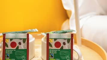 Un plateau avec deux boîtes de thé Bio Schwarzer, posé sur une table en bois.