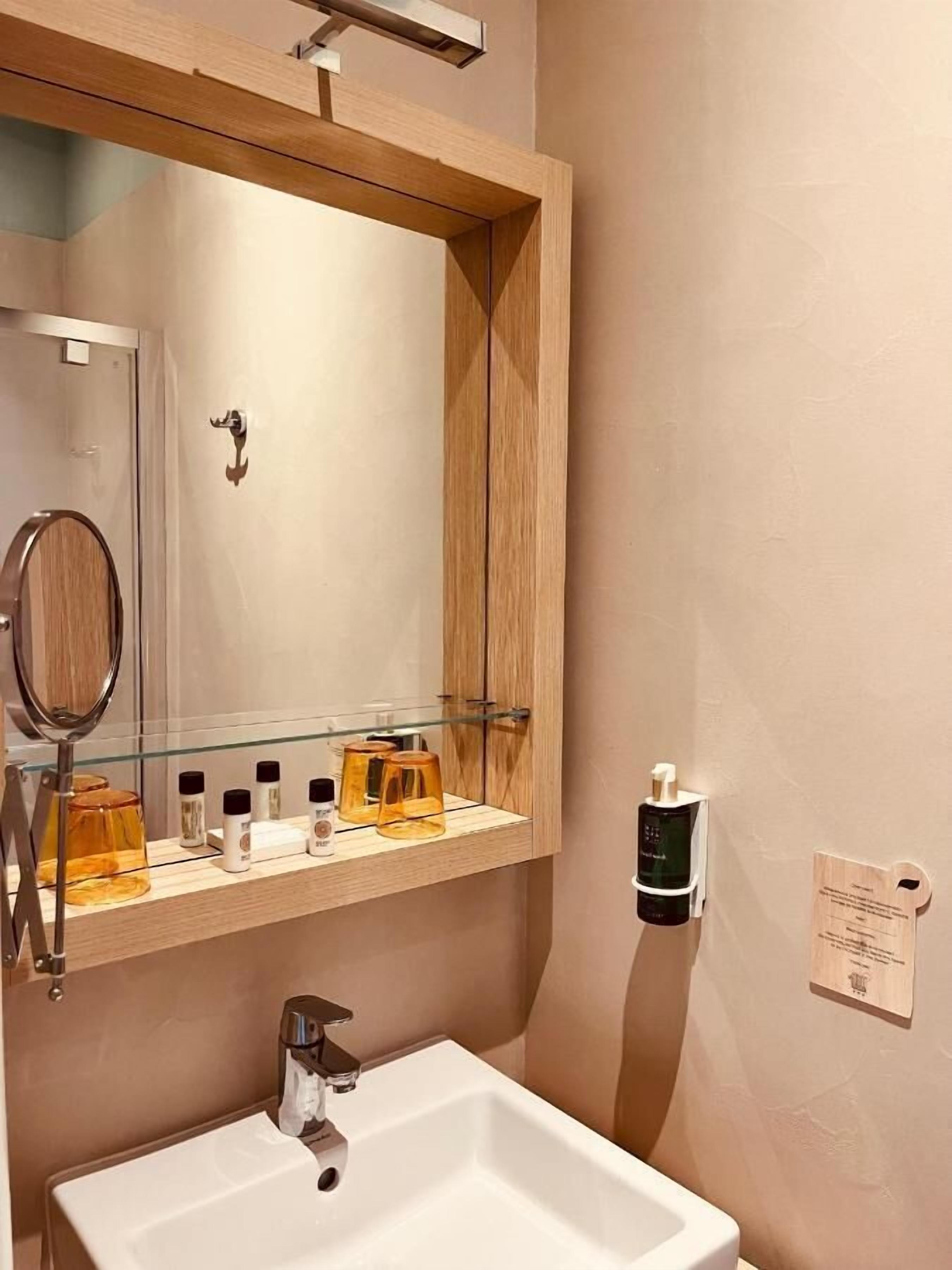 chambre supérieure côté ville | bathroom | shower, eco-friendly toiletries, hair dryer, towels