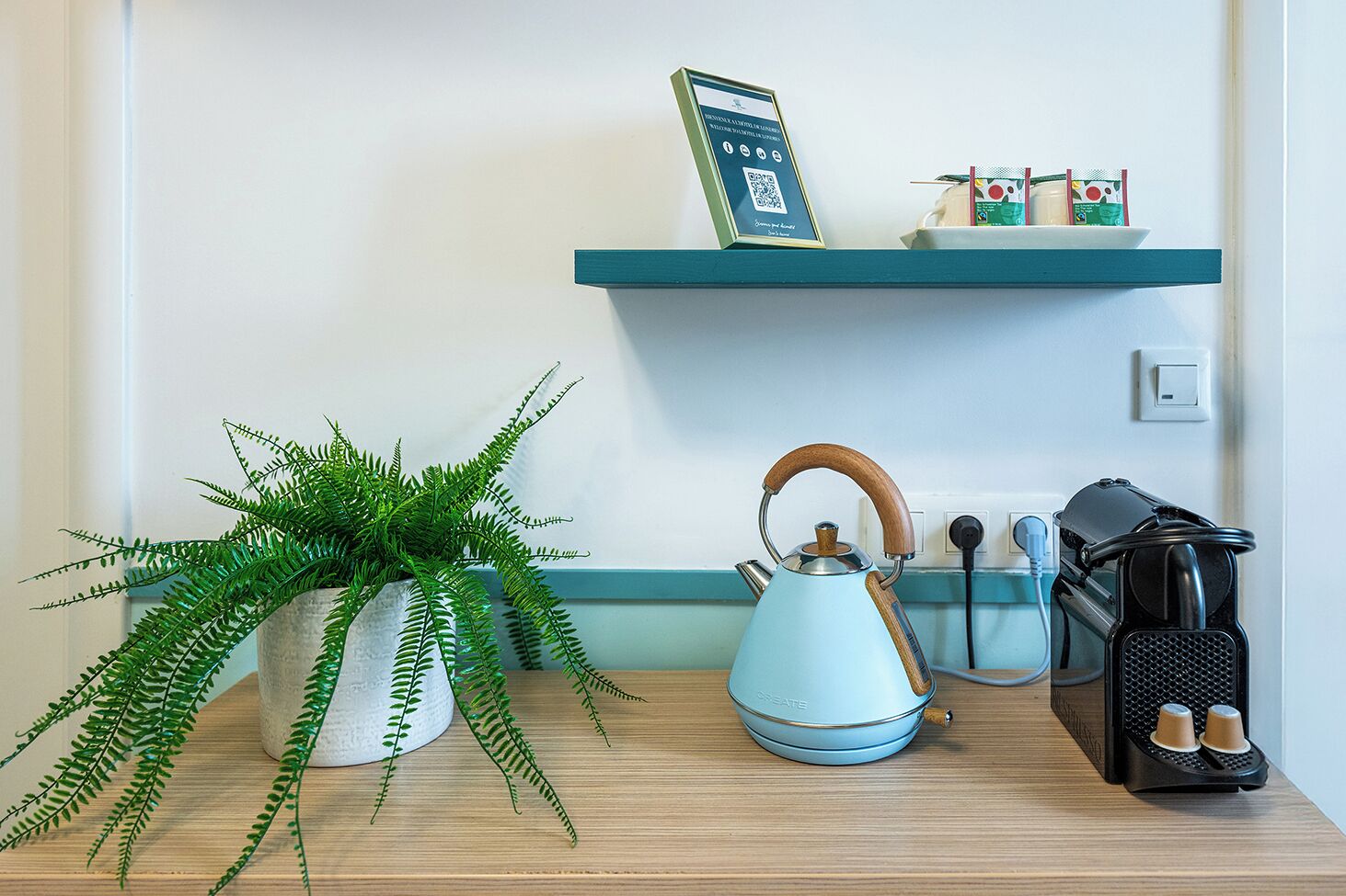 chambre supérieure côté ville | in-room safe, desk, blackout curtains, soundproofing