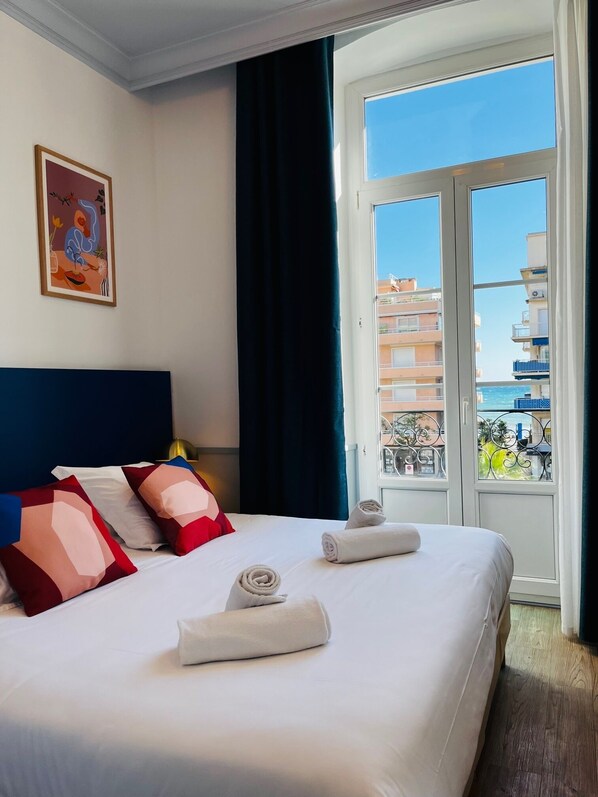 Comfort-Doppel- oder -Zweibettzimmer | Zimmersafe, Schreibtisch, Verdunkelungsvorhänge, schallisolierte Zimmer