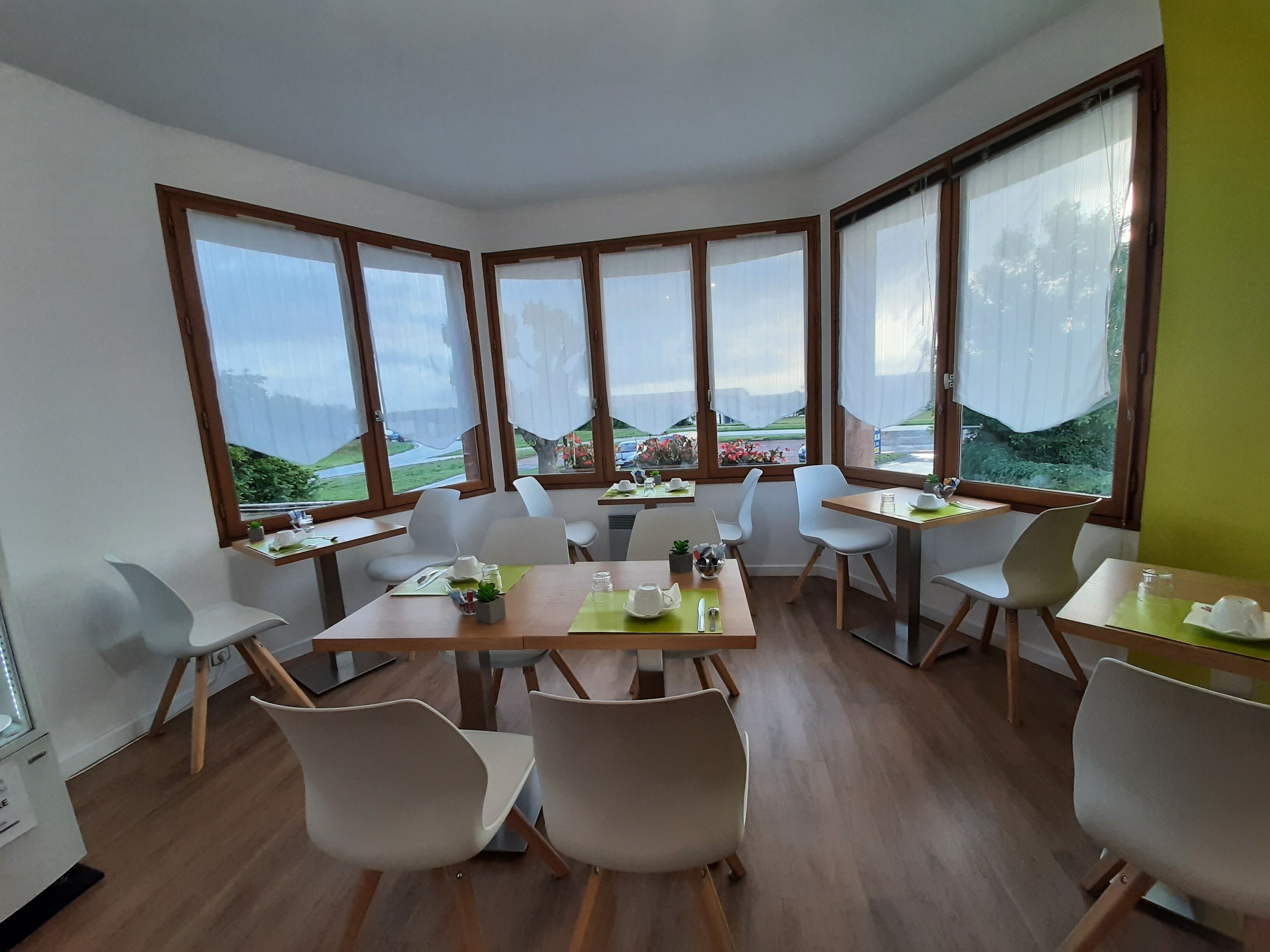 Petit déjeuner buffet (11 EUR par personne)