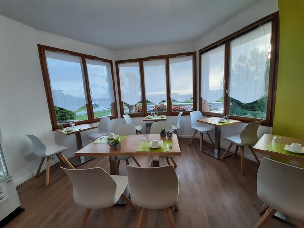 Petit déjeuner buffet (11 EUR par personne)