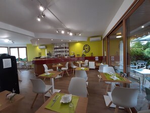Desayuno buffet todos los días (con cargo) 