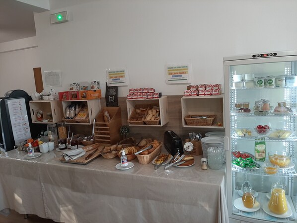 Daily buffet breakfast for a fee - Aurea (Saintes)