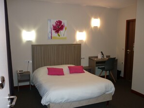 Ropa de cama de alta calidad, muebles diferentes y cortinas blackout 