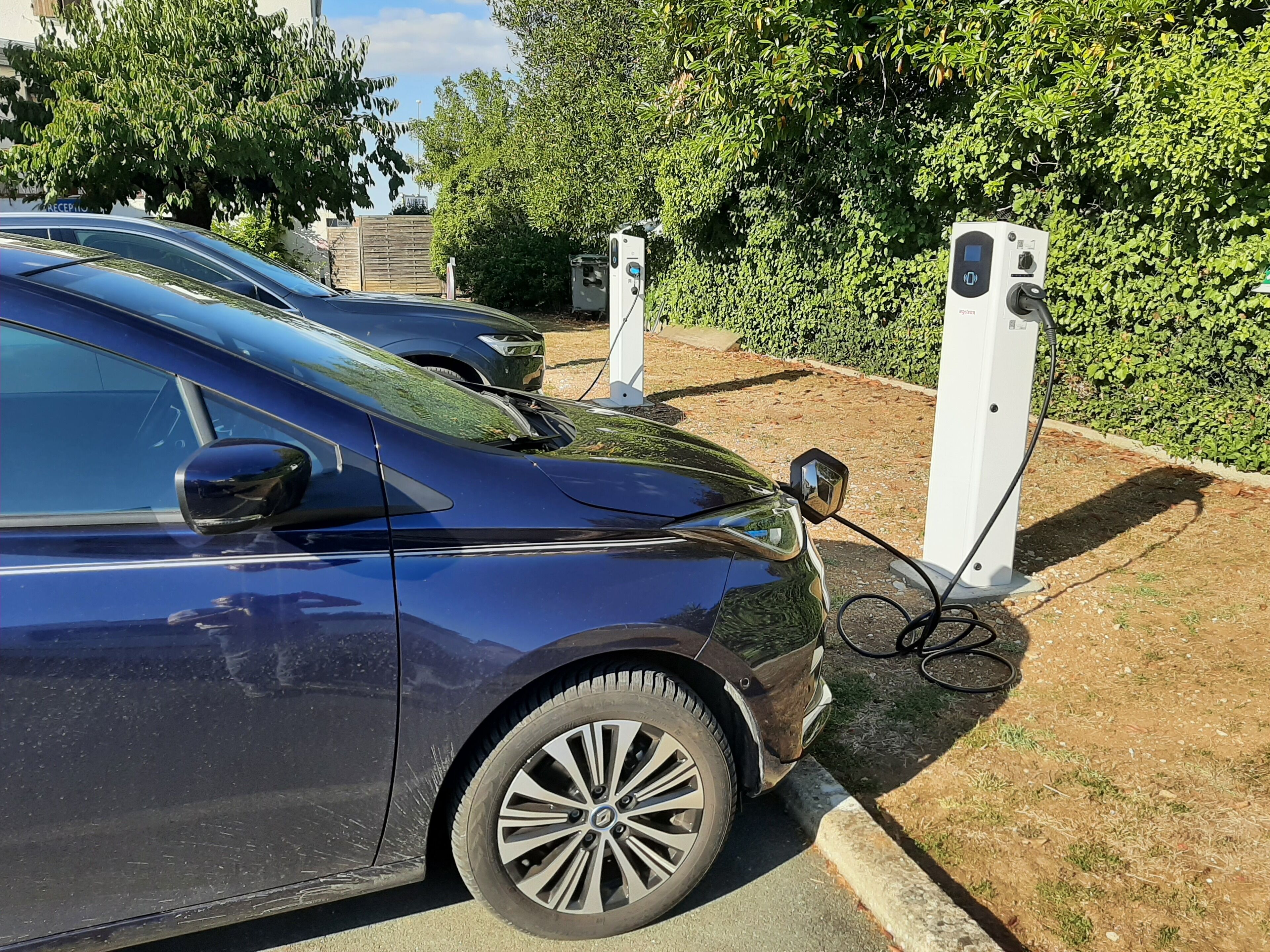 Electric vehicle charging station