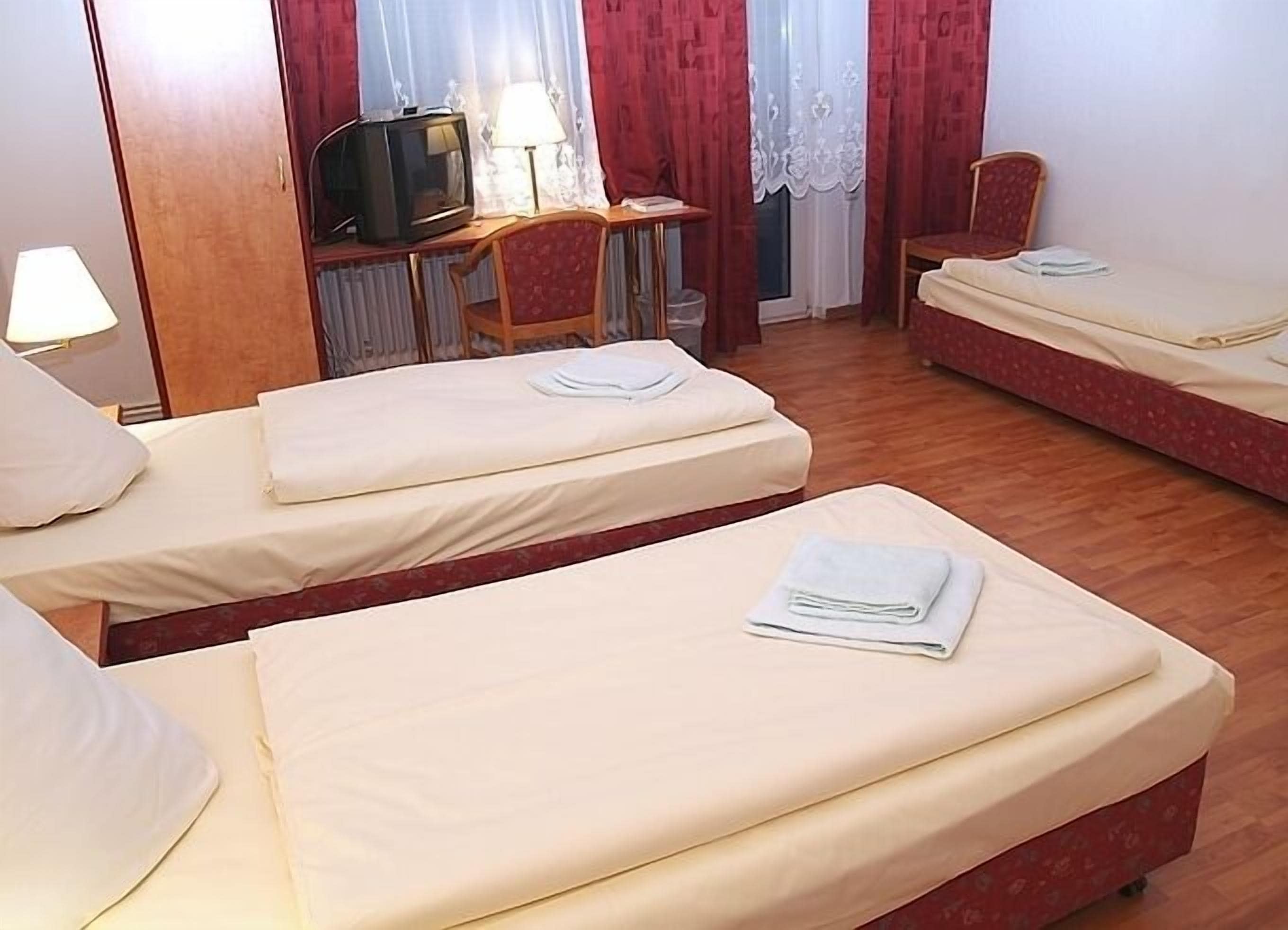 standard apartment (for 3 people) | hypo-allergenic bedding, in-room safe, desk, iron/ironing board