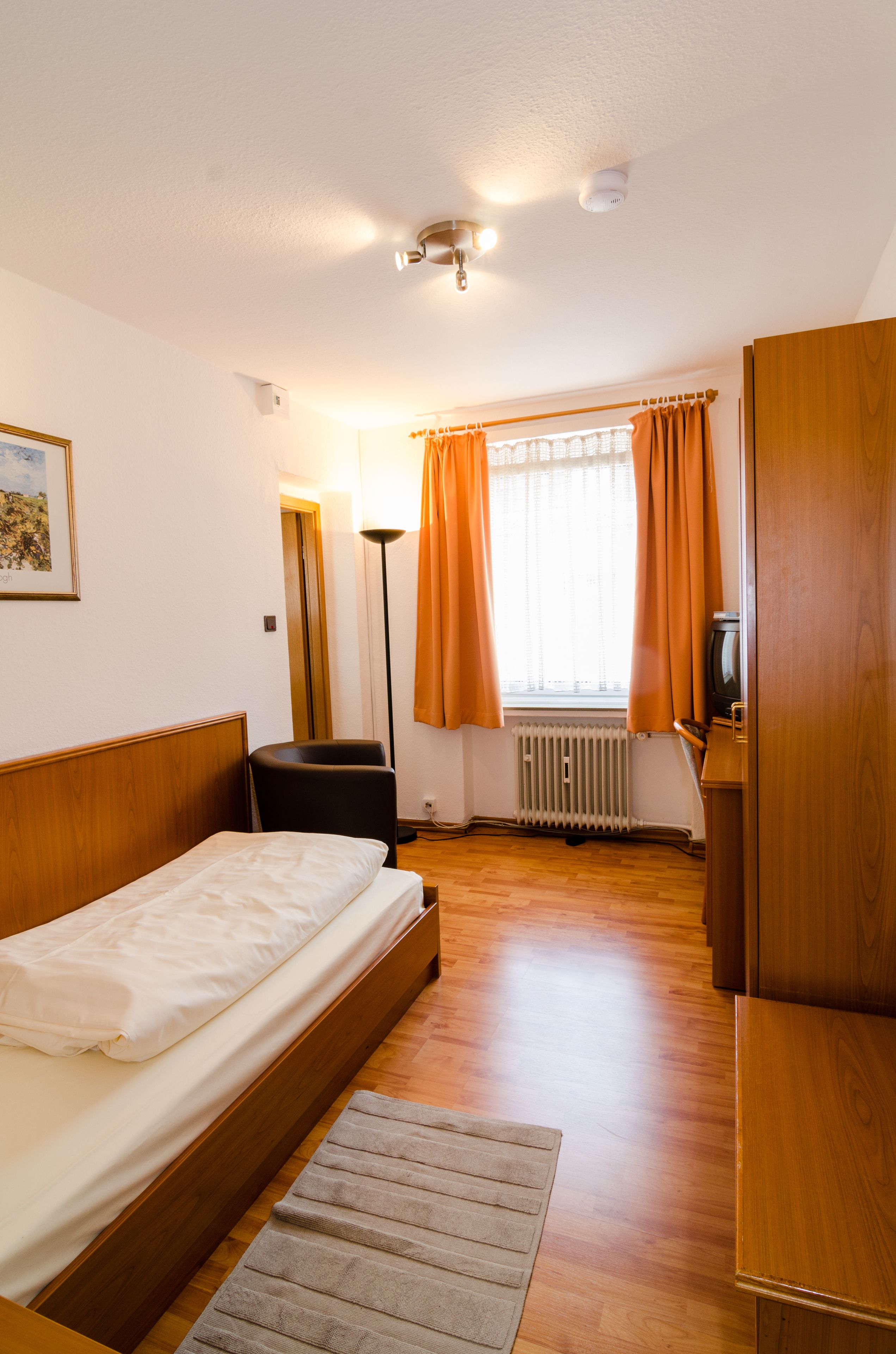 single room | hypo-allergenic bedding, in-room safe, desk, iron/ironing board