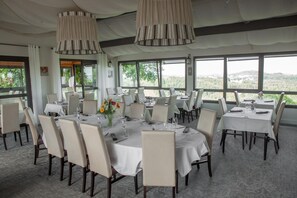 Sarapan prasmanan setiap hari (EUR 8 per orang)