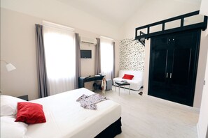 Down comforters, in-room safe, desk, blackout drapes - Hotel Domus (Málaga)