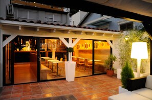 Bar (on property) - Hotel Domus (Málaga)