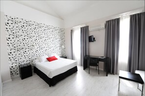 Down comforters, in-room safe, desk, blackout drapes - Hotel Domus (Málaga)