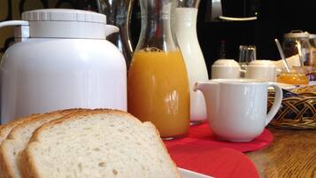 Sarapan ala kontinental setiap hari (EUR 8 per orang)