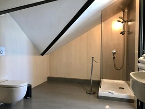 Dusche, kostenlose Toilettenartikel, Haartrockner, Handtücher